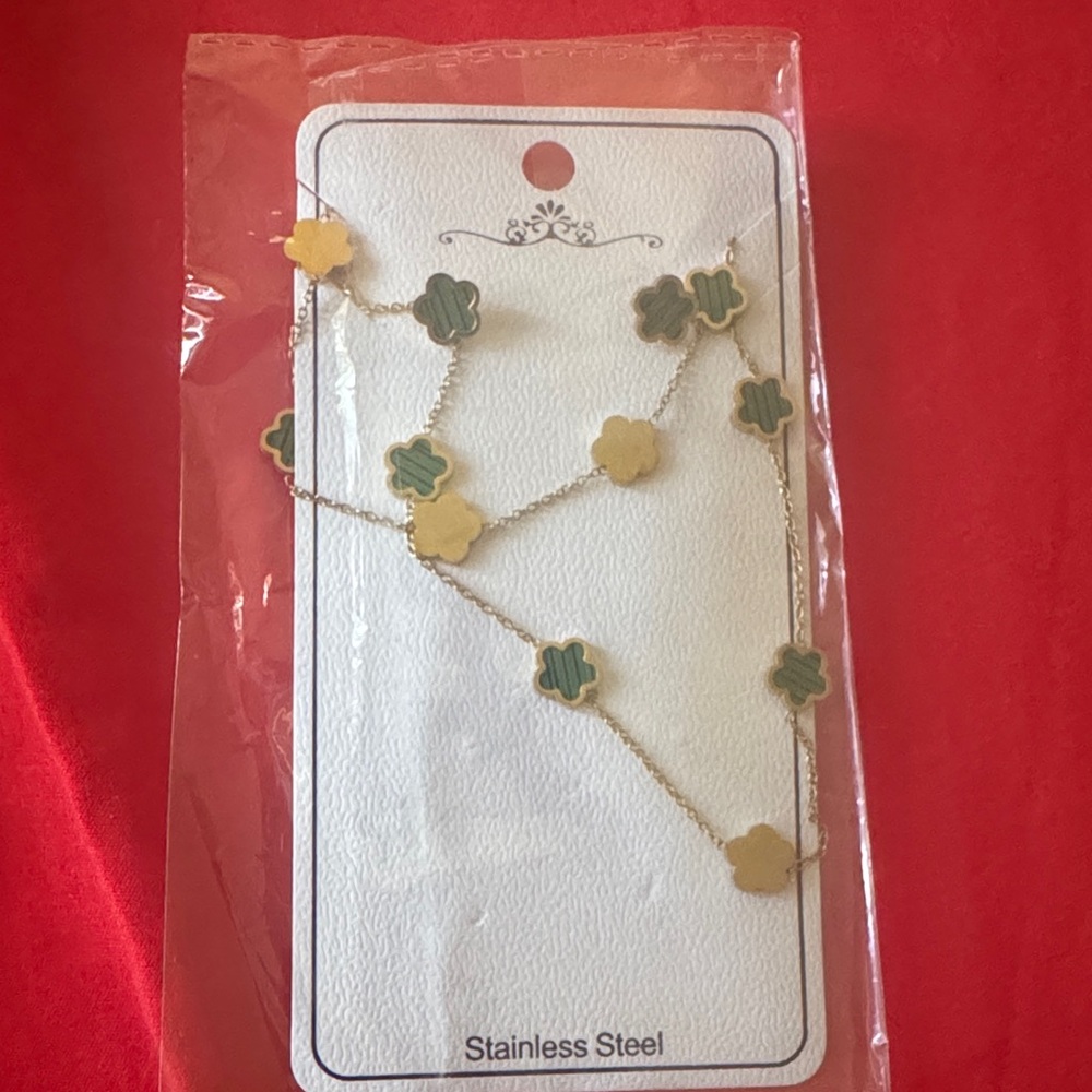 Chic Gold and Green Clover Necklace